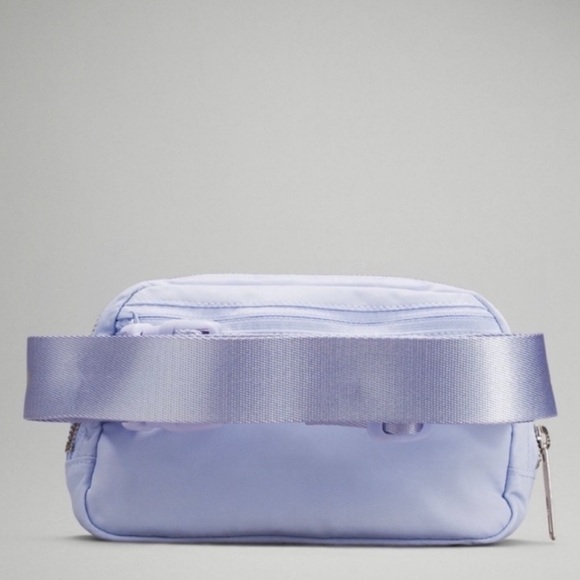 🆕LULULEMON EVERYWHERE BELT BAG PASTEL BLUE - Picture 2 of 5